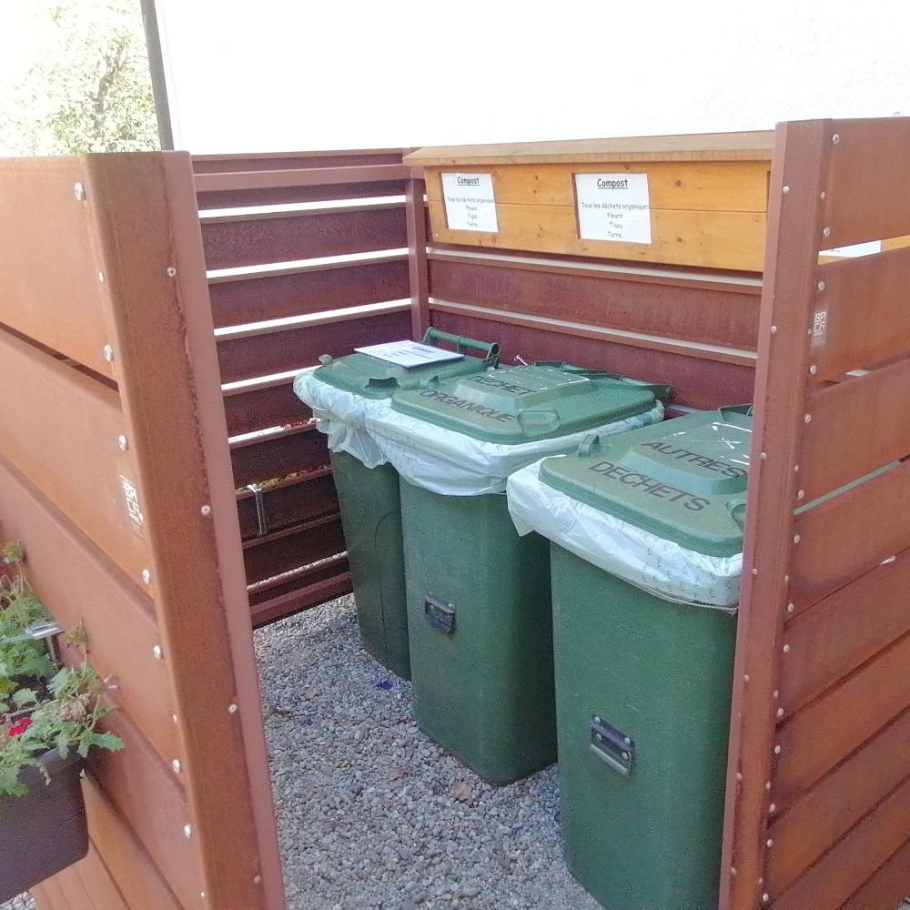 Également des brise-vue pour les poubelles des déchets vert.