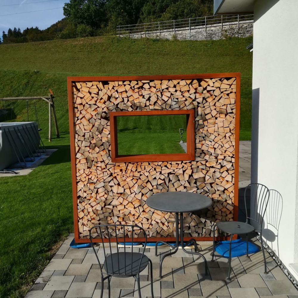 Séparation de deux terrasses : la fenêtre peut être placée selon désir lors du remplissage avec le bois. Possibilité de fourniture du bois.