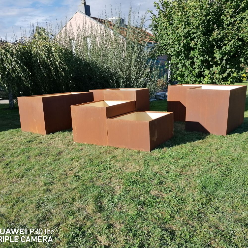 Jardin surélevé composé de 5 pièces de différentes hauteurs.
